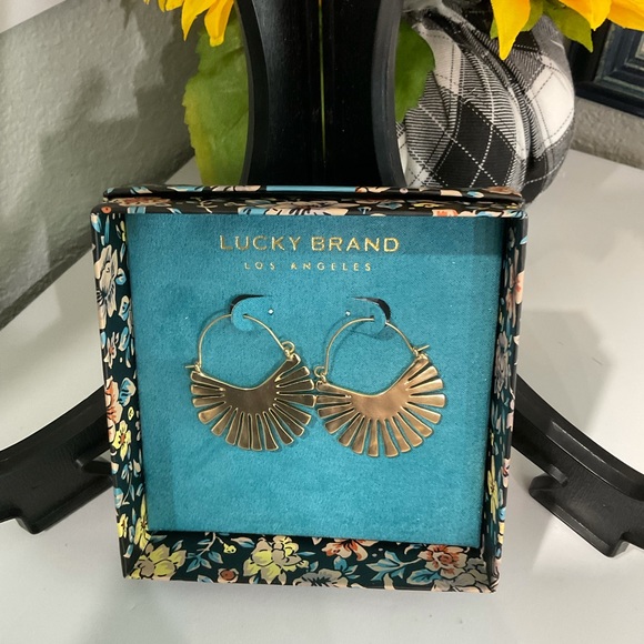Lucky Brand Jewelry - NWT & Gift 🎁 Box Lucky Brand Gold